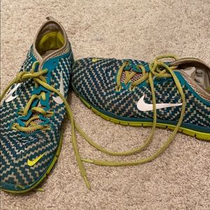 NIKE tennis shoes size 9.5